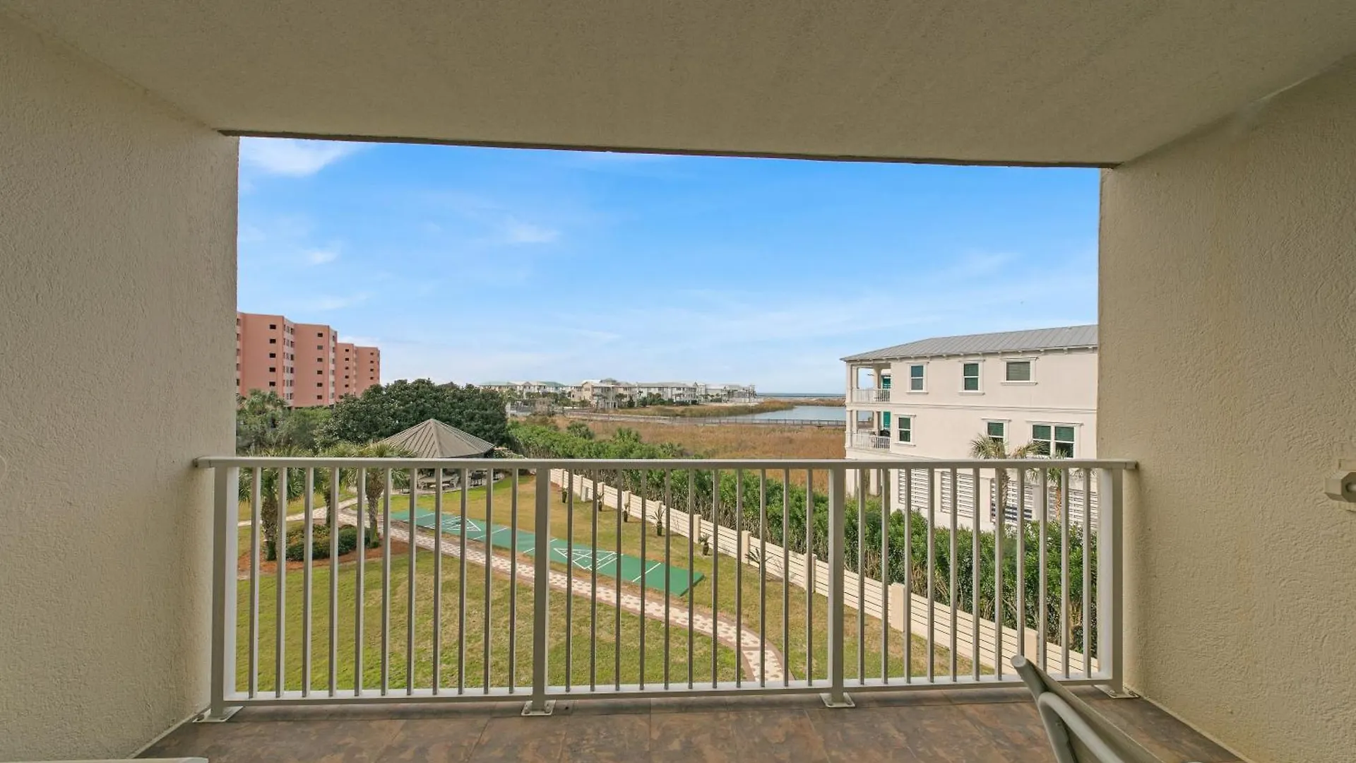 Islander 318, Updated 2 Bedroom 2 Bath, Free Beach Service Destin