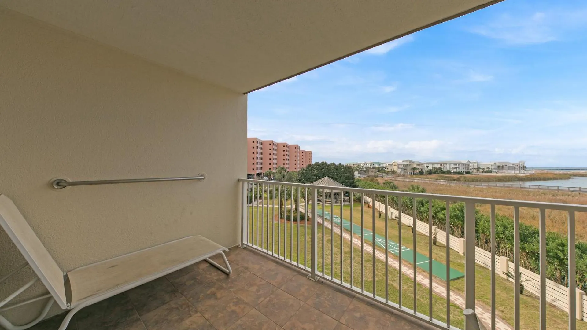 Islander 318, Updated 2 Bedroom 2 Bath, Free Beach Service Destin Holiday home