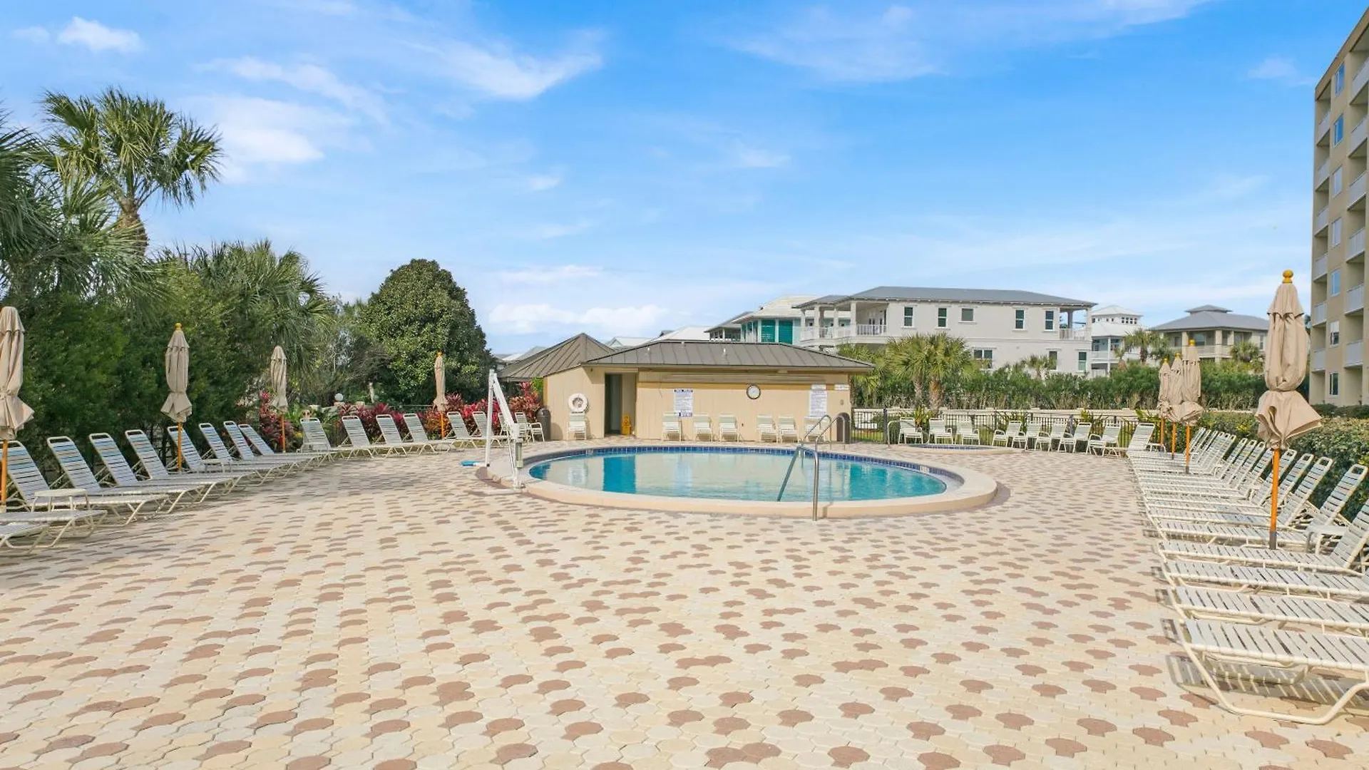Islander 318, Updated 2 Bedroom 2 Bath, Free Beach Service Destin